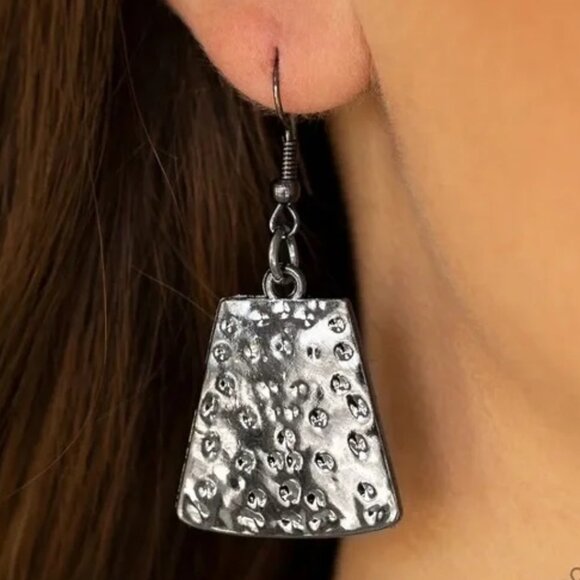 Here Comes The Huntress necklace with earring set NWT - Picture 2 of 3